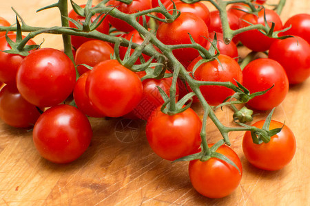 新鲜和成熟的醋番茄葡图片