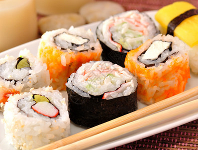 盘子里的寿司品种特写图片
