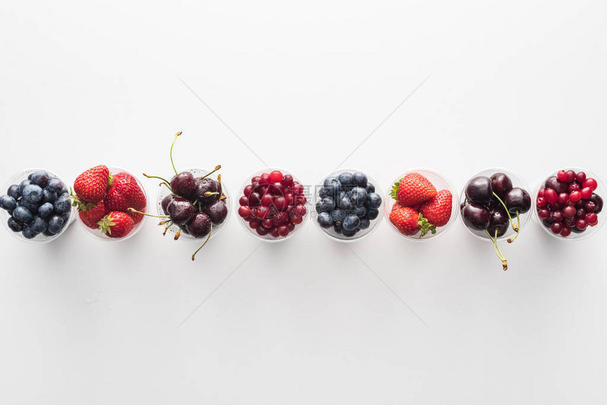 用整片红莓草莓蓝莓和樱桃图片