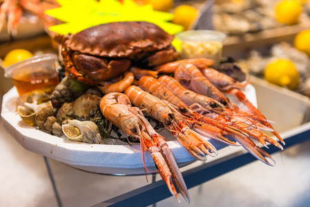 为餐馆顾客准备的海食类盘菜给餐厅客户图片