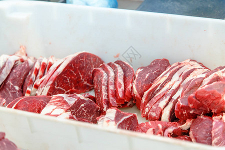 肉类加工厂牛肉被切成牛排就放在一图片