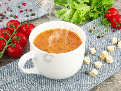 汤杯里有新鲜原料的番茄汤在图片
