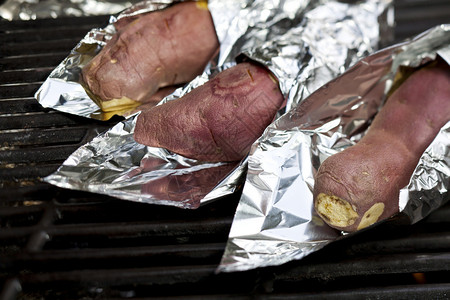 烤甜土豆在煤气烧烤炉图片