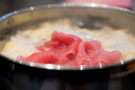自助餐厅火锅生鲜猪肉片图片