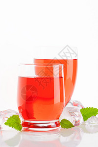 两杯白色背景的水果味饮料图片