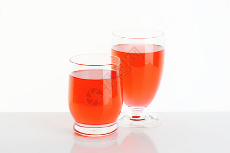 两杯红果味饮料图片