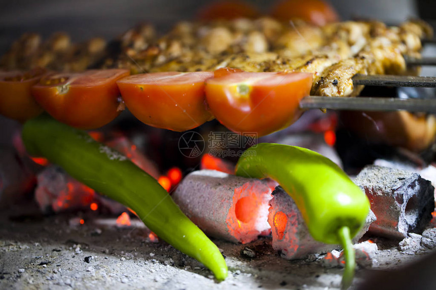 煤火上的鸡肉烧烤食品图片