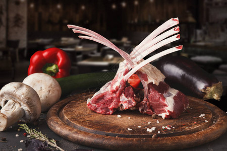 新鲜肉迷迭香和草药辣椒木板上桌边的西红柿餐饮用有机成图片