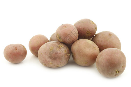 白色背景上的樱桃土豆小荷兰土豆图片