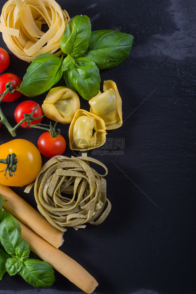 选择上面黑色背景的意大利面粉食品图片