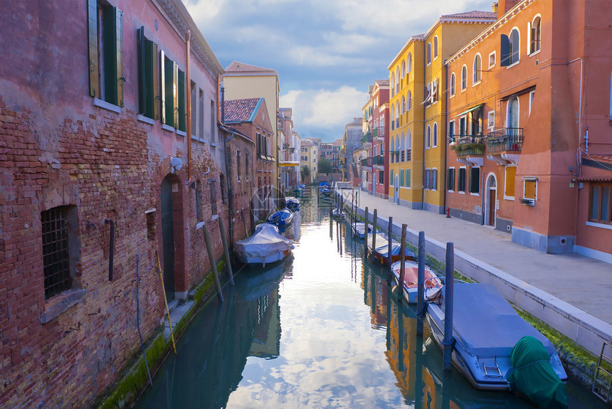 威尼斯一条狭窄的街道有小频图片