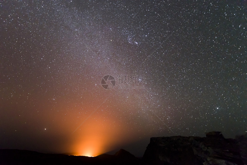 埃塞俄比亚火山ErtaAle将乳白色的天空图片