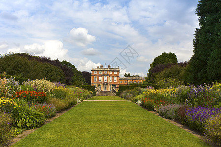 英式豪宅的园景花园图片