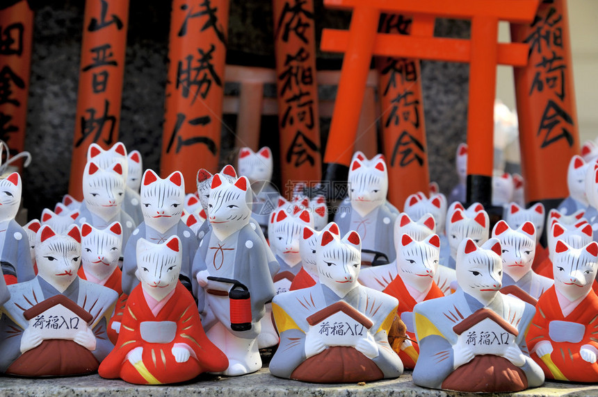 伏见稻荷神社日本京都附近迷你狐狸雕像可供购买稻荷是米神图片