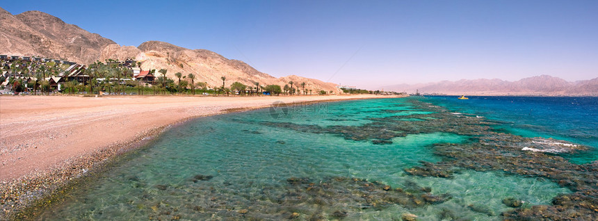 以色列Eilat著名旅游胜地红海岸线的全景图片