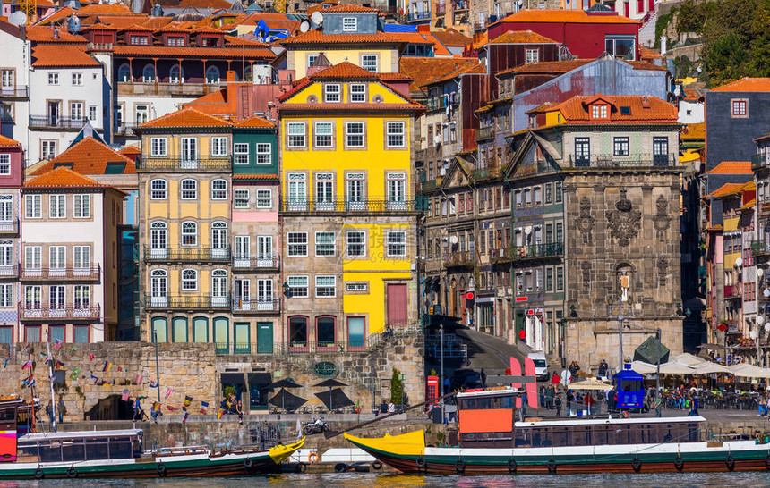 葡萄牙波尔图市路堤上色彩缤纷的里贝拉港房屋传统外墙带红色屋顶瓦片图片