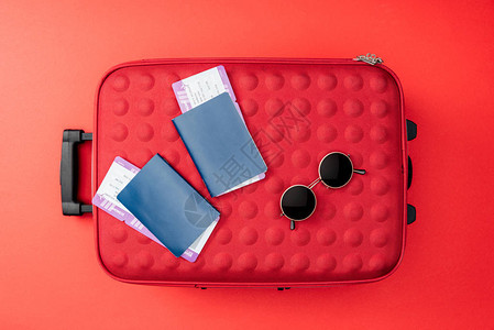 红色背景旅行袋护照机票和墨图片