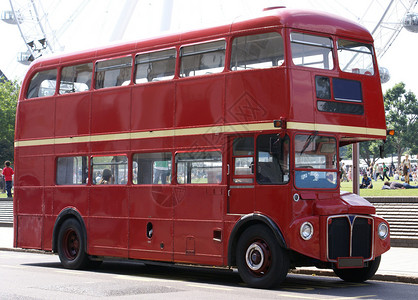 伦敦巴士停在路边图片