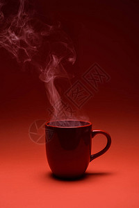 紧贴着红色咖啡杯的视窗红咖啡在图片