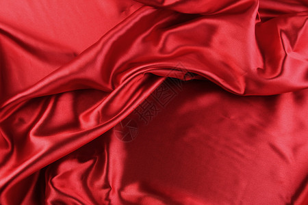 红丝织物褶皱的特写图片