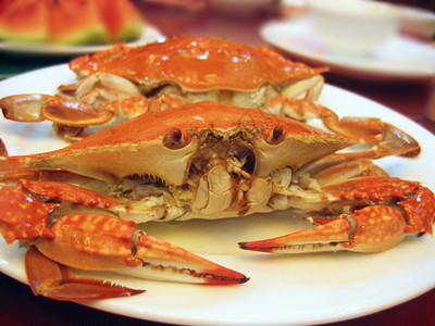 盘子上的螃蟹美味图片