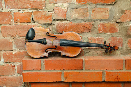 老小提琴和空荡的红砖墙图片