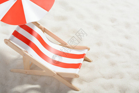 海滩上的红色和白色阳图片