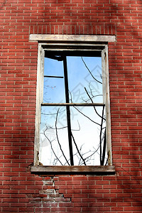 砖墙上的旧窗户图片