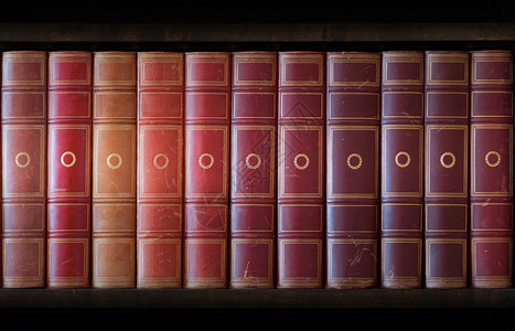 书架中红色和棕色不同阴图片