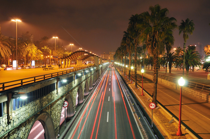 在巴塞罗那港区附近的著名的PacegdeColom街的景色夜视图片