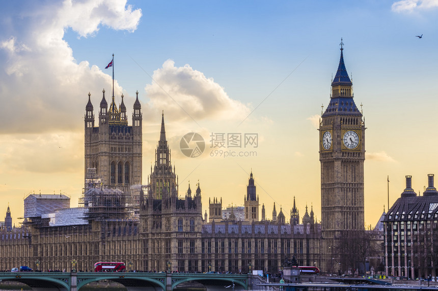 伦敦著名的大本和议会大厦日落时有威斯敏特桥和红图片