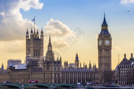 伦敦著名的大本和议会大厦日落时有威斯敏特桥和红图片