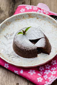 盘子里的黑巧克力熔岩蛋糕图片