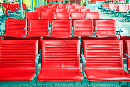 机场休息区的红色椅子图片