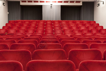 一排红色天鹅绒剧院座椅图片
