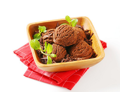 巧克力冰淇淋和木碗中图片