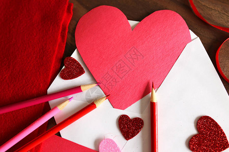 一张心形的情人节卡片是用红色建筑纸自制的图片