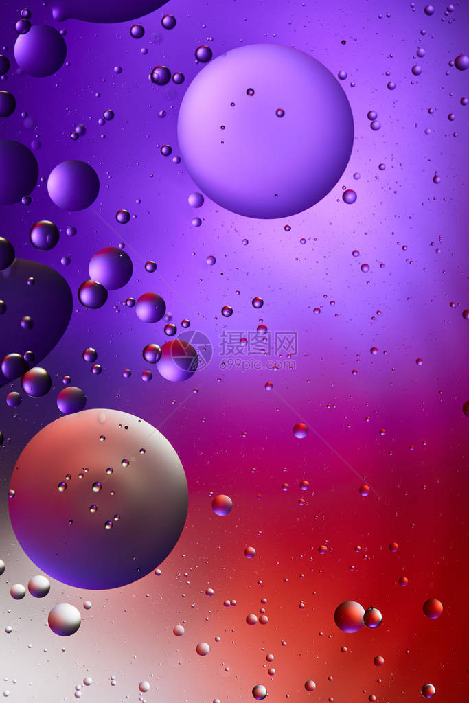 来自混合水和石油泡沫的抽象创造型紫图片