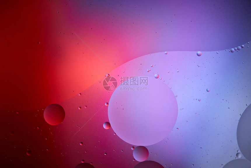 来自混合水和石油泡沫的抽象紫图片