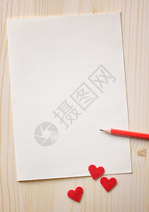 爱笔记用红心和红铅笔设计的背景图片