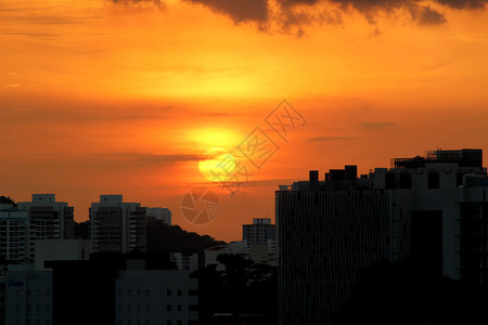 在城市的日落与橙色的天空图片
