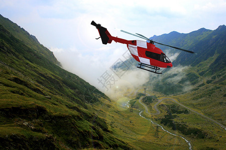 红色搜索和救援直升机空图片