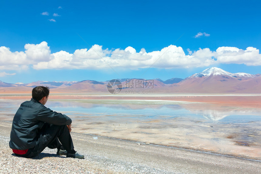 独自坐在玻利维亚拉古纳哥拉达图片