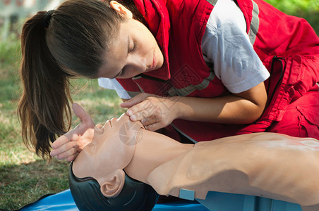 参加急救模拟医疗演习的年轻女成员图片