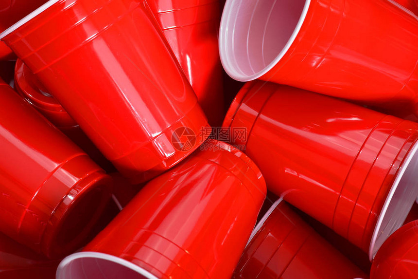 一堆红色塑料饮水杯的抽象图像图片