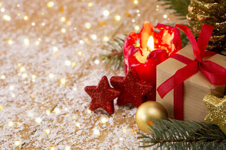 圣诞装饰圣诞摆设和蜡烛出现圣诞贺卡与圣诞球在大气图片