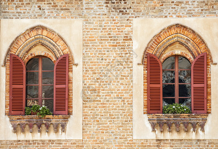 一座古老宫殿的两扇窗户图片