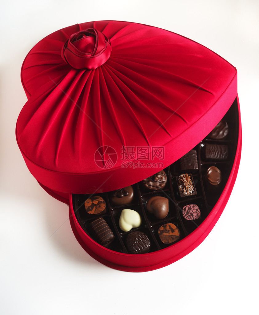 一个打开的红色心形豪华巧克力盒图片
