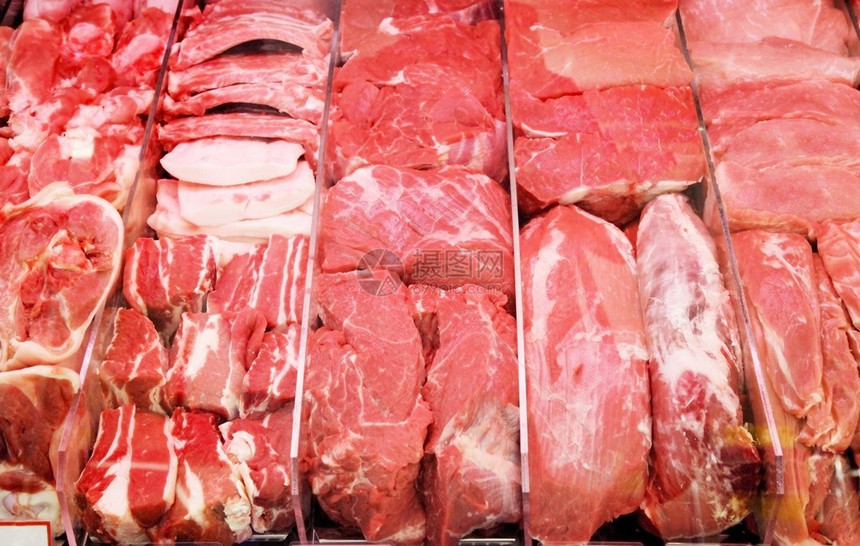 在肉店挑选优质红肉图片