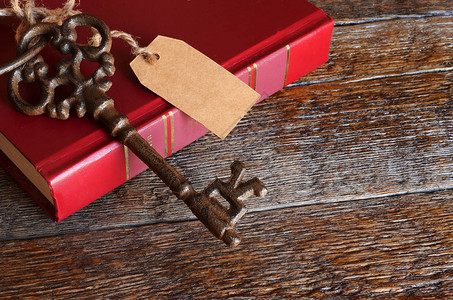古董铸铁钥匙和木凳上的红图片
